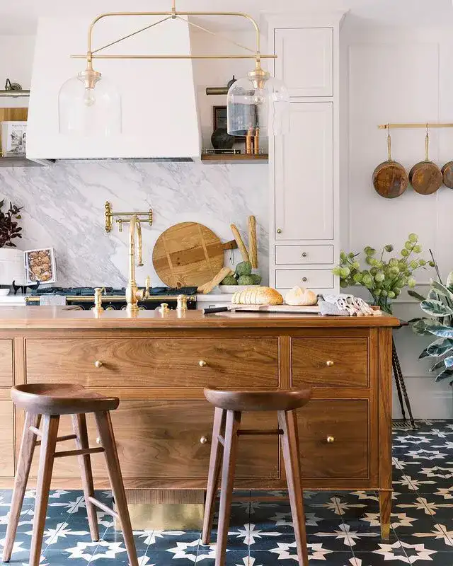 Kitchen with marble calacatta countertop